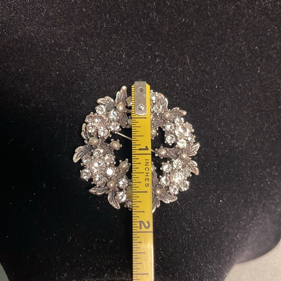 VINTAGE RHINESTONE FLORAL WREATH BROOCH - Picture 7 of 7